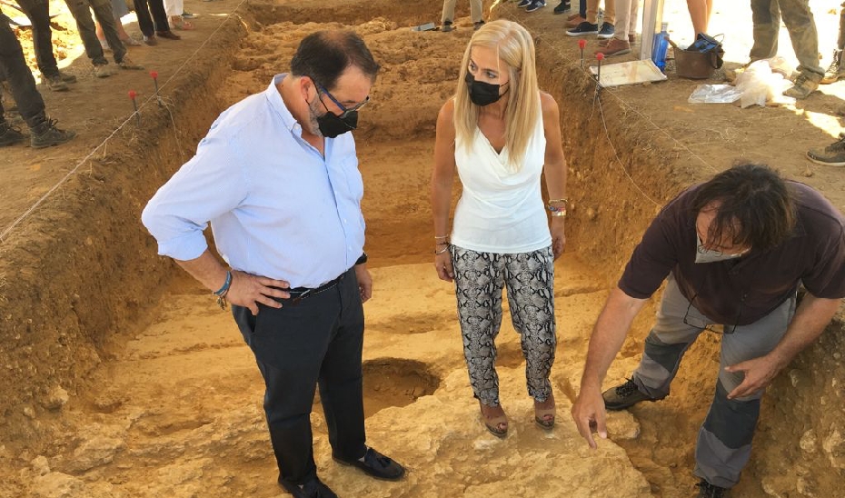 La consejera Patricia del Pozo atiende las indicaciones del arqueólogo, junto al alcalde de Carmona.
